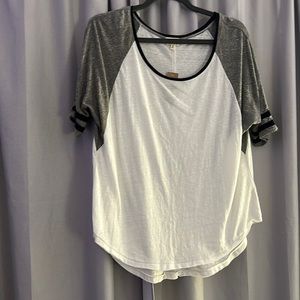 Buckle NWT Short Sleeve Size M